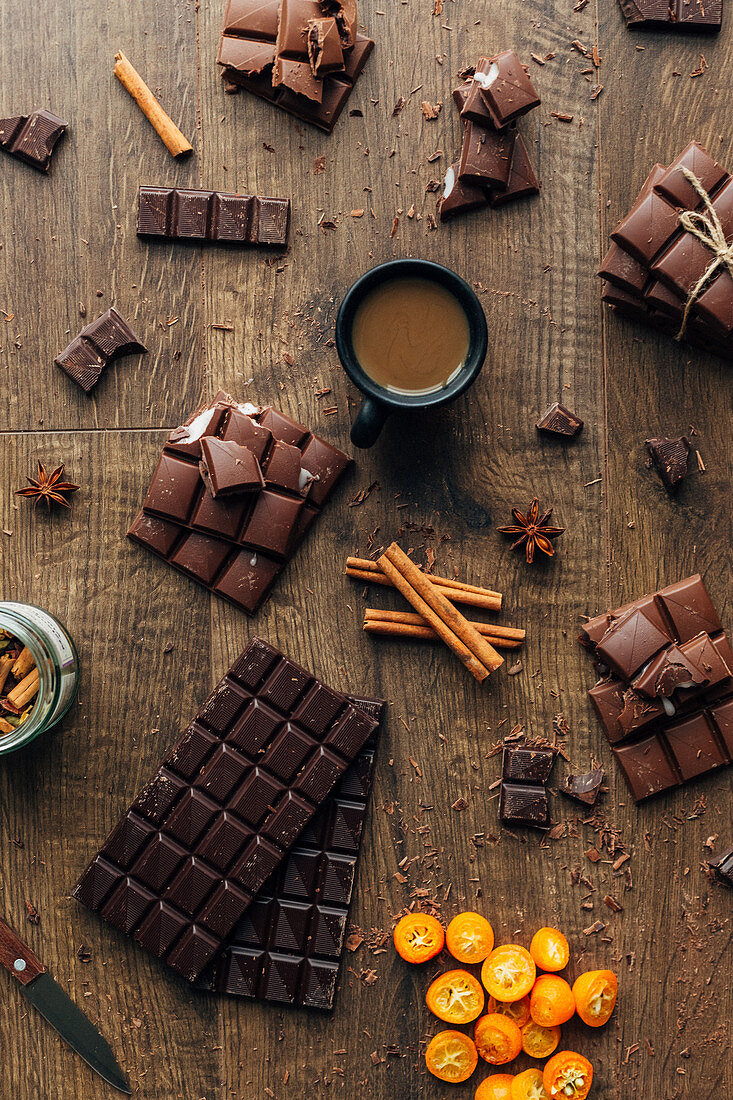 Verschiedene Schokoladensorten als Tafeln und Stückchen