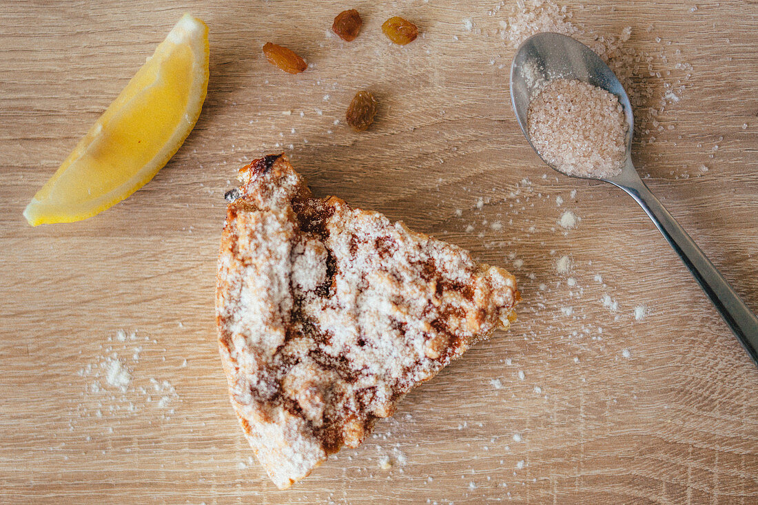 Ein Stück Panforte mit Rosinen