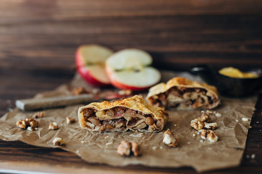 Apfelstrudel mit Nüssen und Rosinen