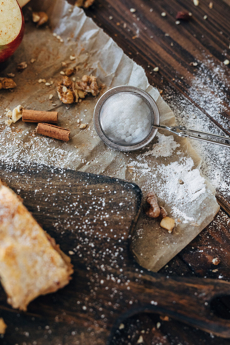 Icing sugar and spices for apple strudel