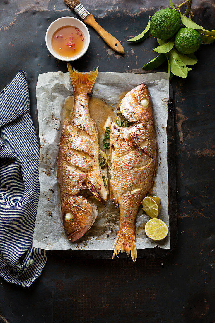Ofengebackener Fisch mit Kafirlimetten, Zitronen und Chilisauce