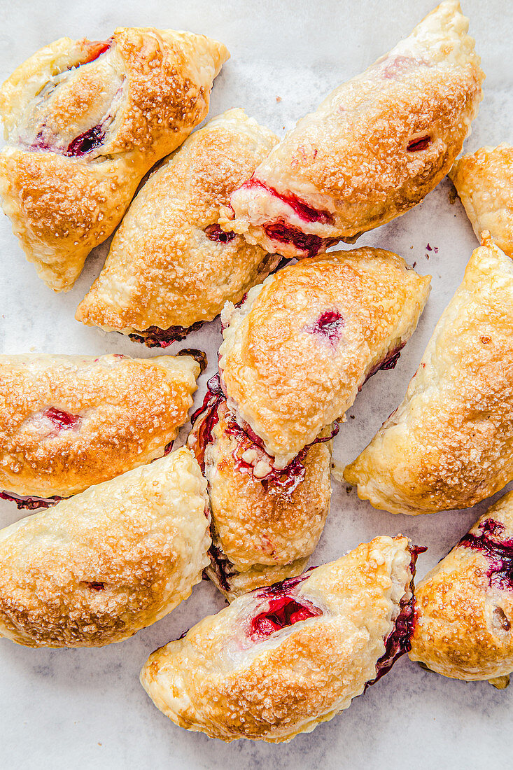 Mini-Blätterteig-Handpies mit Beeren