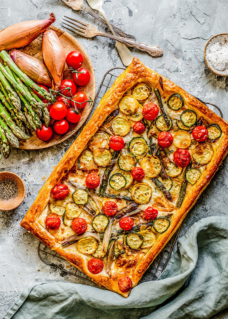 Puff pastry tart with vegetables