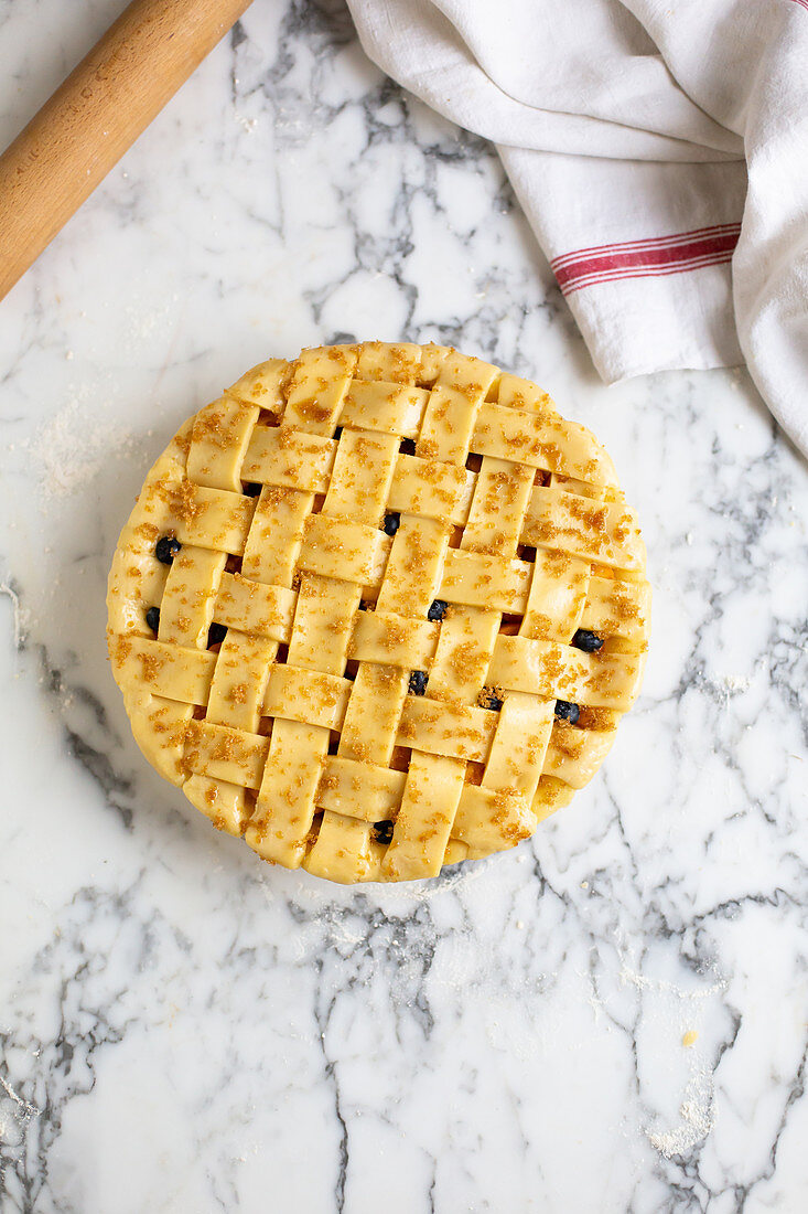 Ungebackene Obstpie mit Teiggitter