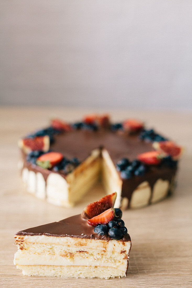 Chocolate Dripping Cake mit Beeren und Feigen, angeschnitten