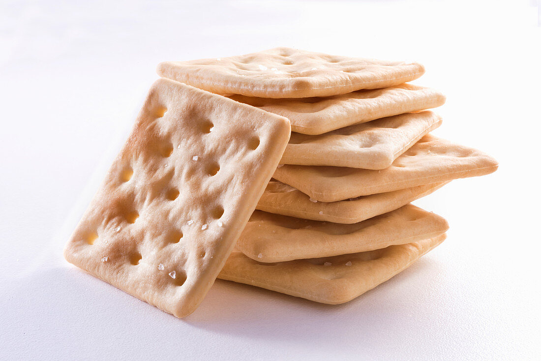 Glutenfreie Cracker vor weißem Hintergrund