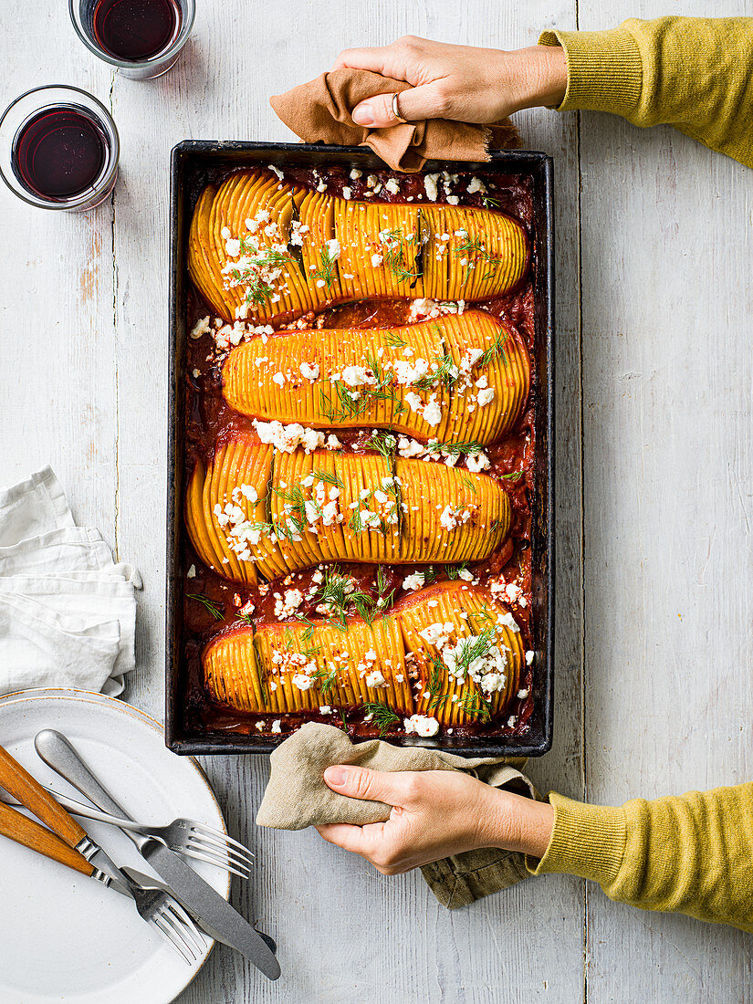 Hasselback Butternuss-Kürbis mit Feta aus dem Ofen