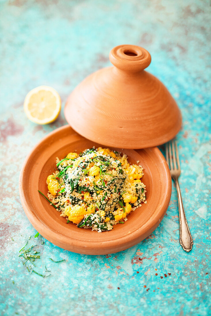 Couscous mit gelbem Blumenkohl, Spinat und Minze in Tajine (vegan)