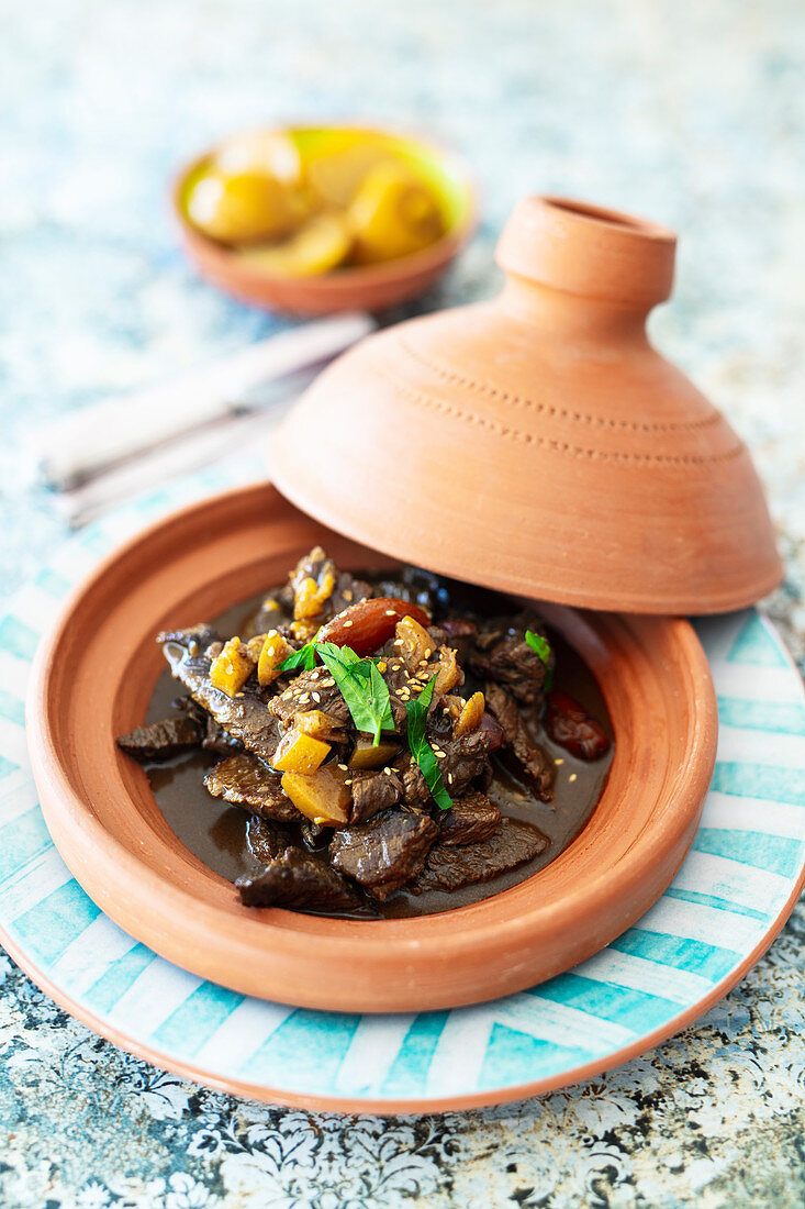 Tajine mit Rindfleisch, Datteln und Salzzitrone (Marokko)