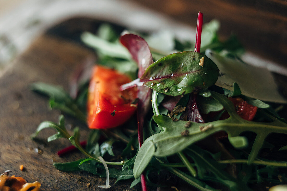 Rucolasalat mit Tomaten und Parmesan