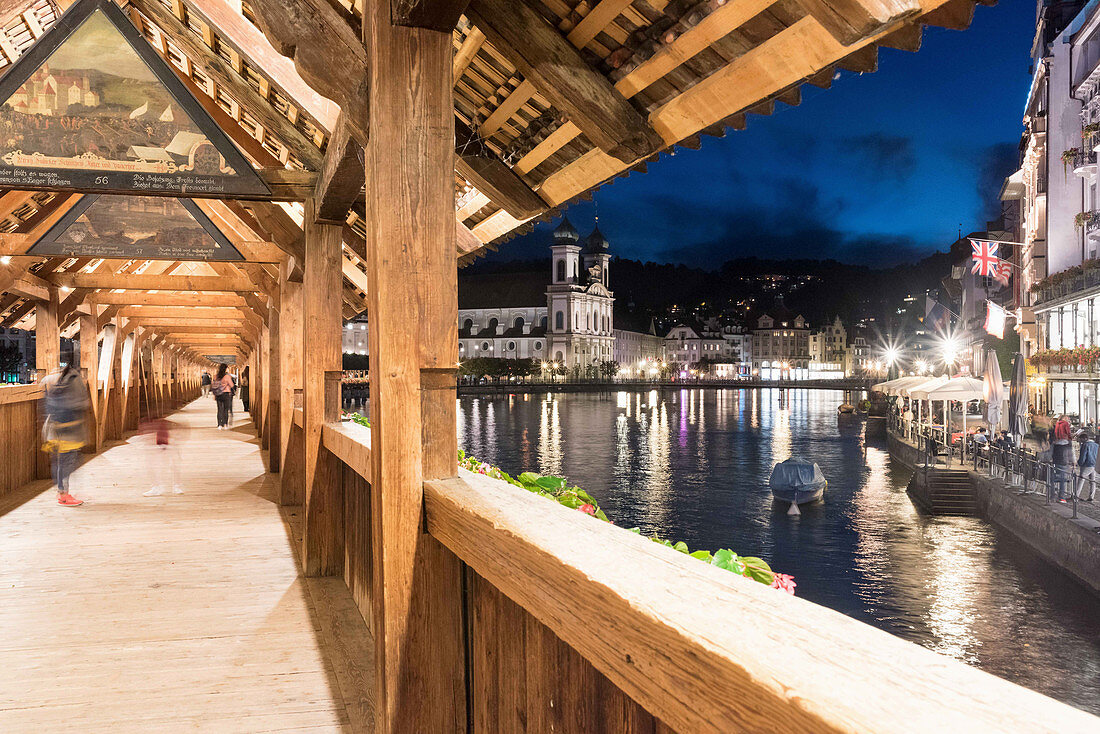 Die Kapellbrücke über die Reuss, Luzern, Kanton Luzern, Schweiz