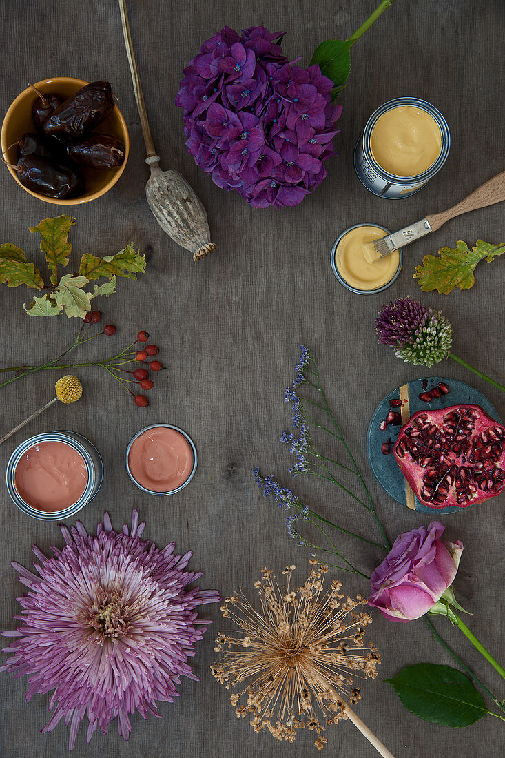 Zutaten für Herbstdekoration mit Chrysantheme, Hortensie, Zierlauch, Rosenblüte, Mohnkapsel, Hagebutte, Strandflieder, Granatapfel und Eichenlaub