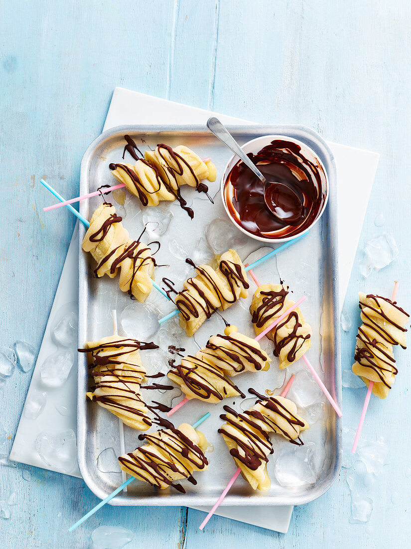 Bananenspießchen mit Vanillecreme und Schokoladenglasur