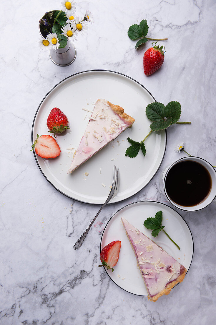Vegane Erdbeertarte mit Erdbeergrütze und Sojajoghurt