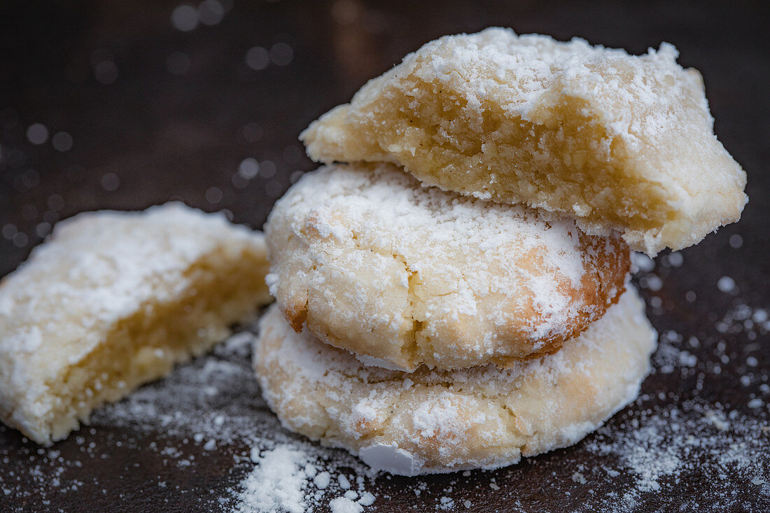 Amaretti with icing sugar