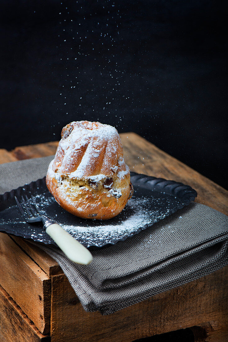 A Bundt cake with icing sugar