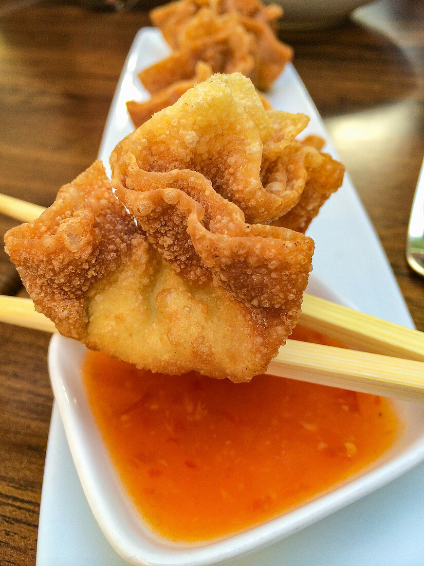 Crispy wontons with a sweet chilli sauce (Asia)