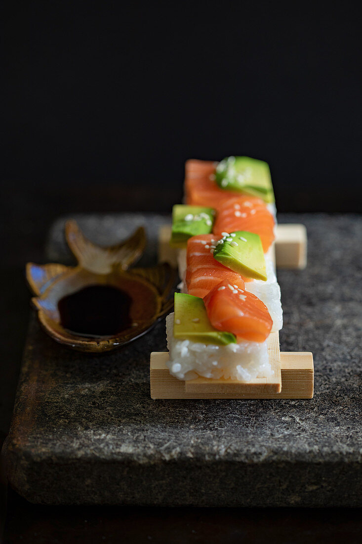 Sushi mit Lachs und Avocado (Japan)