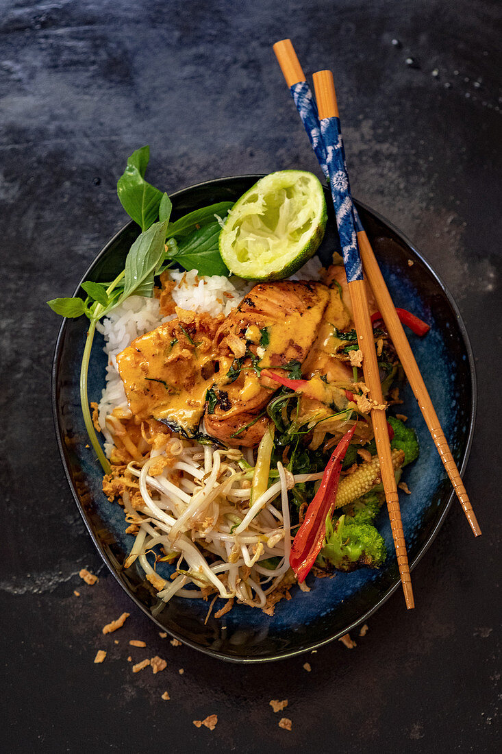 Salmon with broccoli and beansprouts on a bed of rice (Thailand)