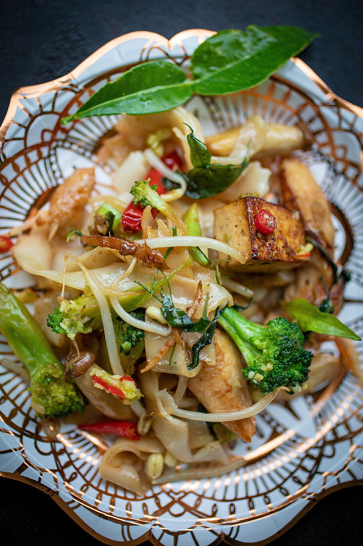 Thai noodles with chicken and broccoli