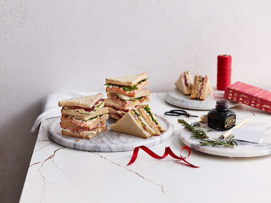 Sandwiches mit Weihnachtsdekoration