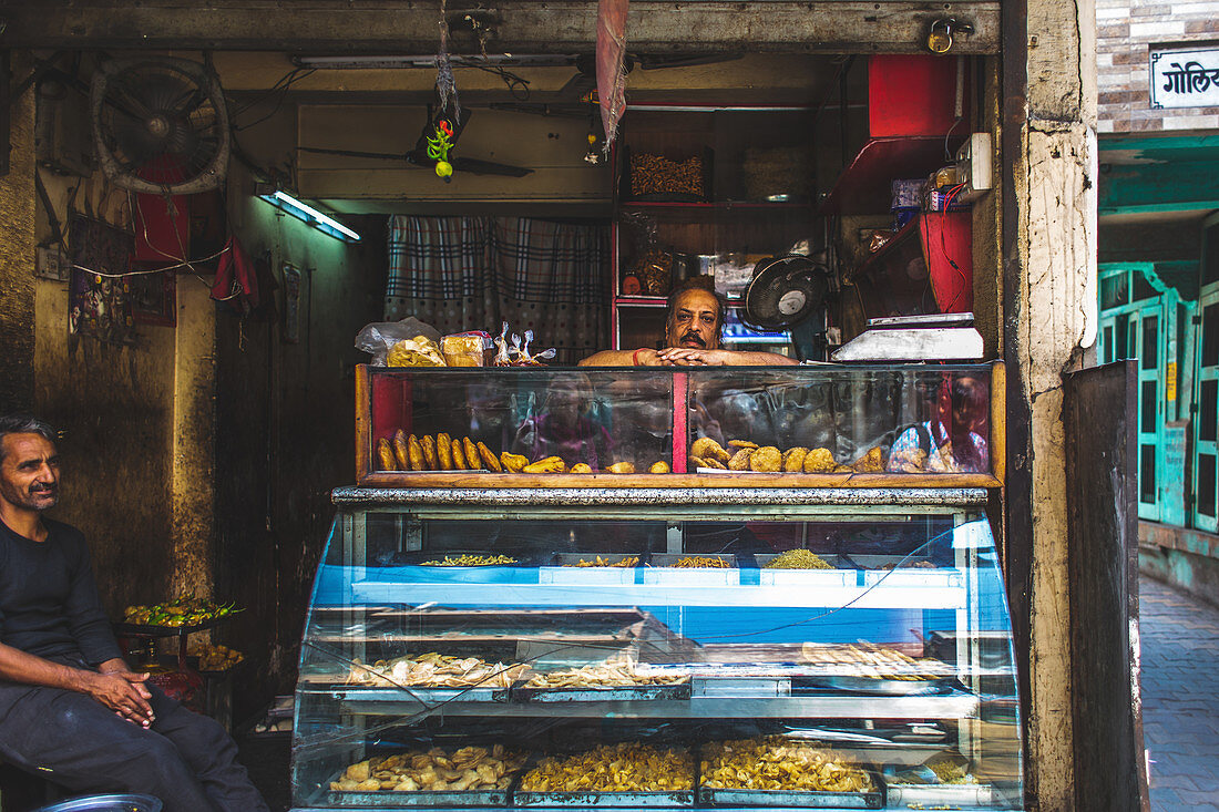 Männer verkaufen Street Food, Indien
