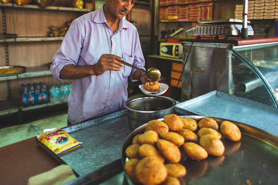 Mann bereitet Street Food vor, Indien