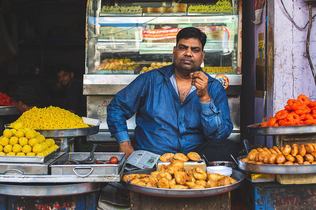 Mann verkauft Street Food (Indien)