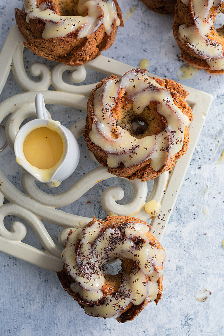 Almond bundt cakes with poppy and lemon