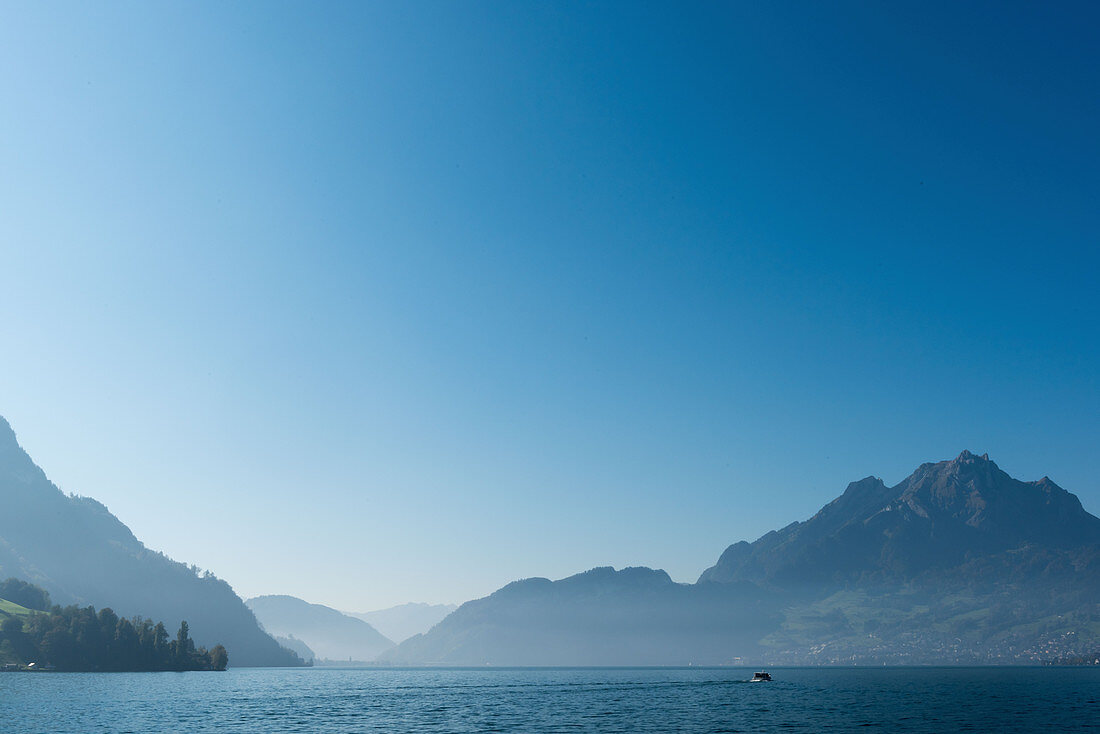 Vierwaldstättersee mit dem Berg Pilatus im Hintergrund, Kanton Luzern, Schweiz