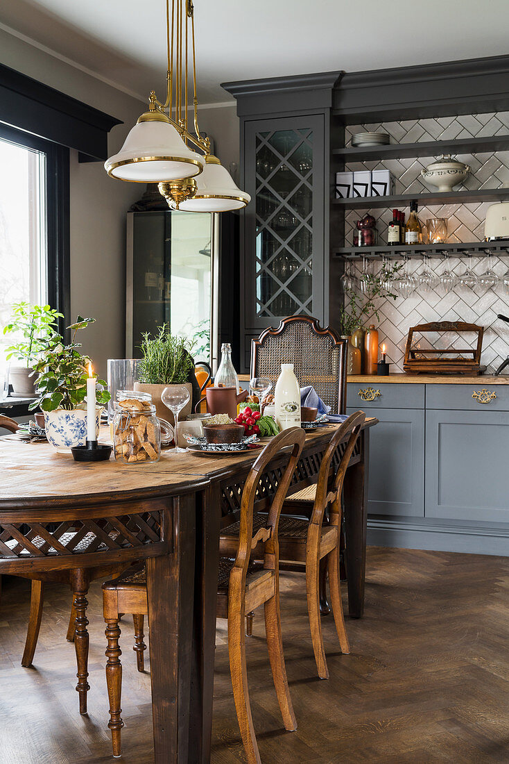 Rustikaler Holztisch im Esszimmer im Landhausstil mit Holzboden