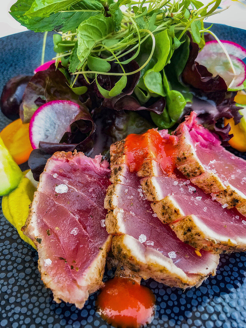 Seared tuna with salad