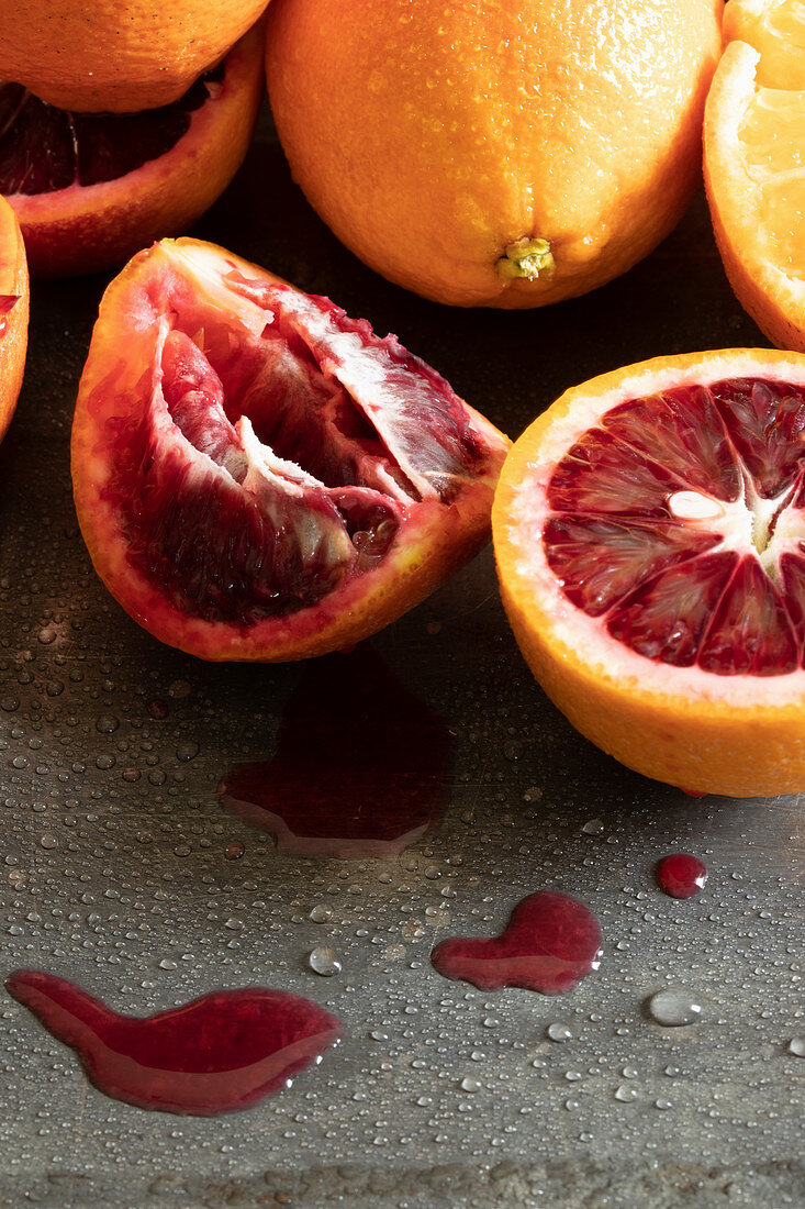 Orangen und Blutorangen, teilweise ausgepresst