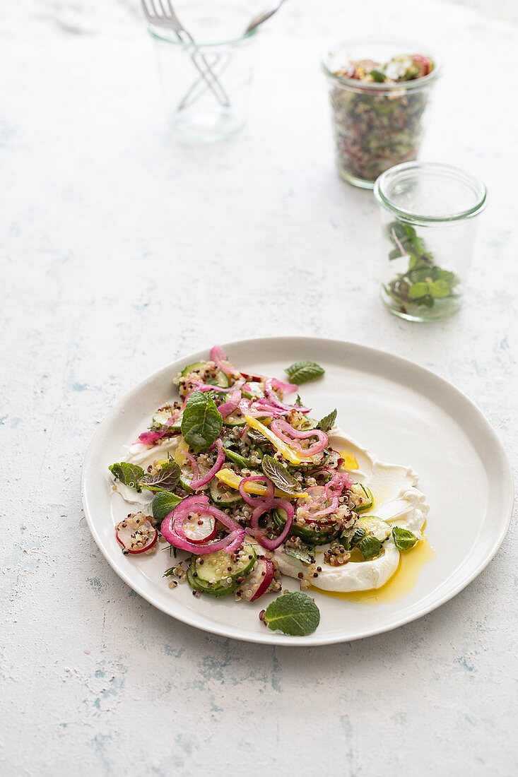 Quinoa-Tabouleh auf Labneh