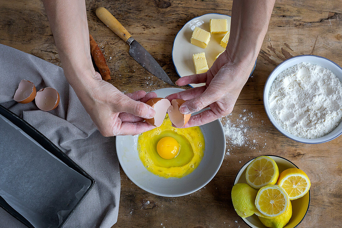 Biskuitkuchen zubereiten (Ei aufschlagen)