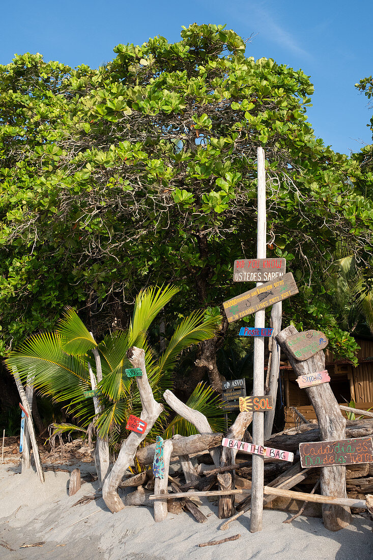 Hinweisschilder, Playa Montezuma, Halbinsel Nicoya, Costa-Rica, Zentralamerika, Amerika