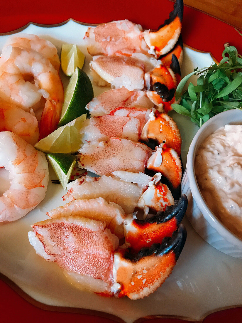 Crab claws and prawns with a dip