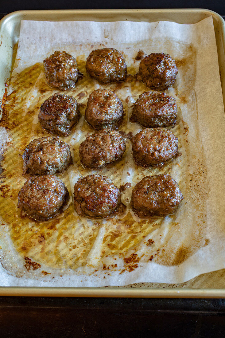 Hackbällchen auf Backblech