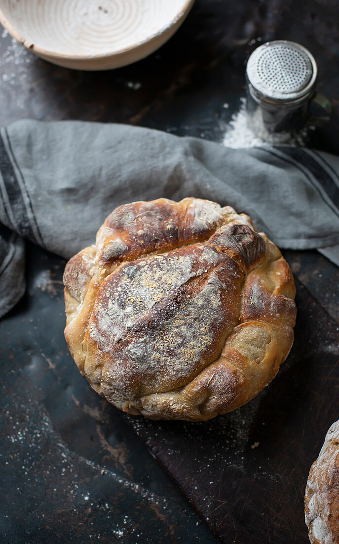 Ein rundes Sauerteigbrot