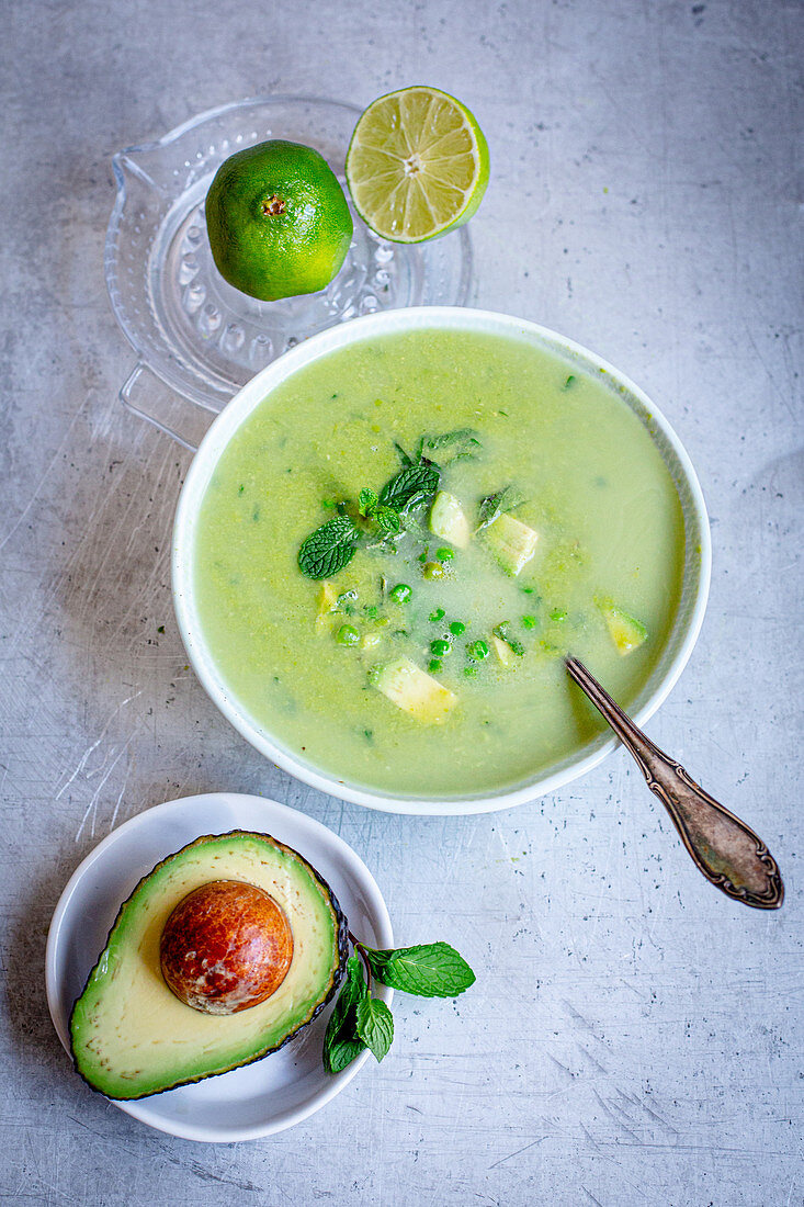 Erbsen-Minz-Suppe mit Avocado