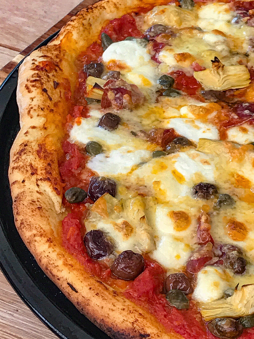 Pizza mit Artischocken, Kapern und Mozzarella