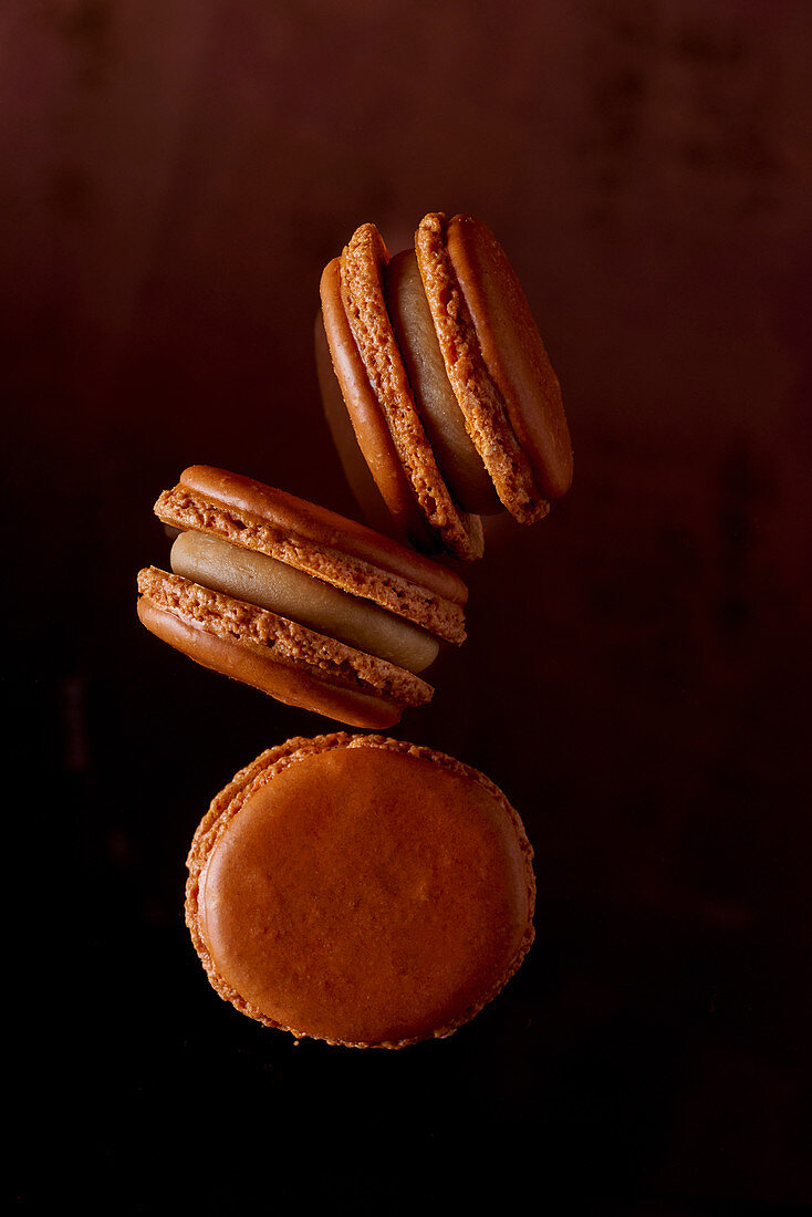 Drei braune Macarons