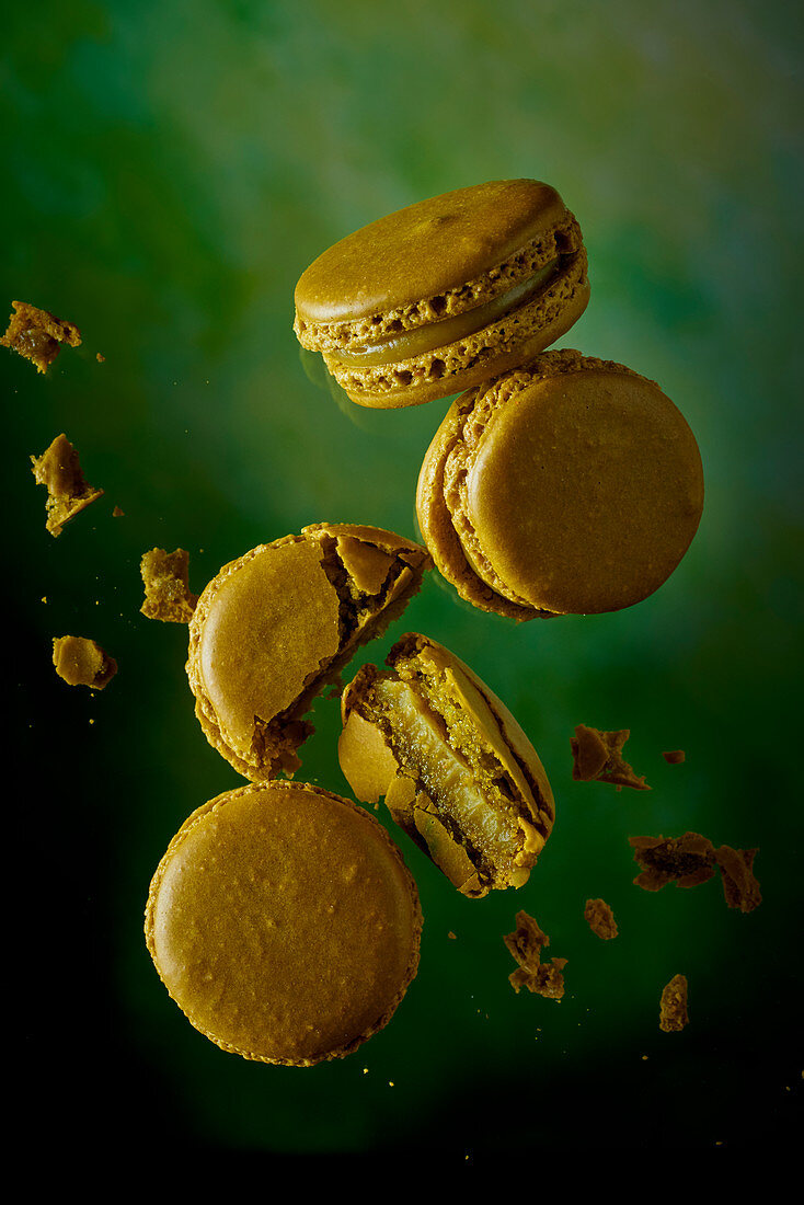 Green macaroons, whole and broken