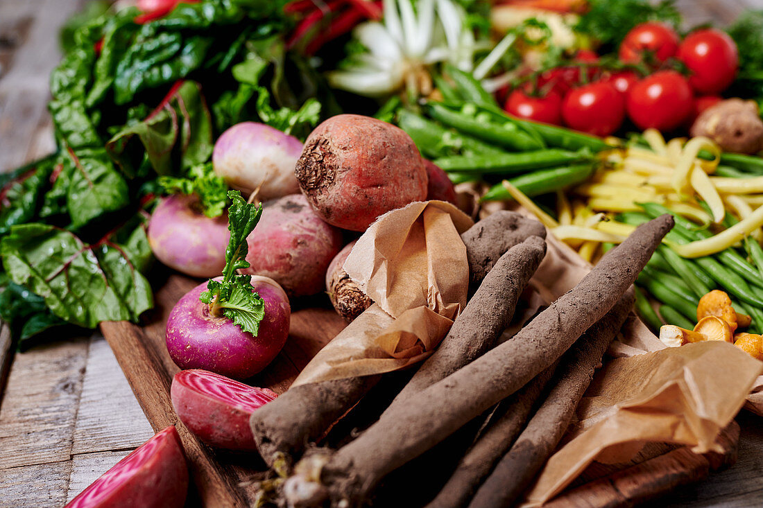 Gemüsestillleben mit Schwarzwurzeln, Rüben, Bohnen und Mangold