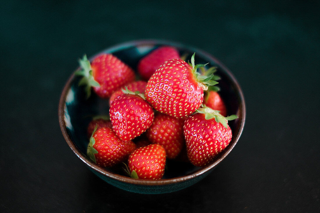 Frische Erdbeeren im Schälchen