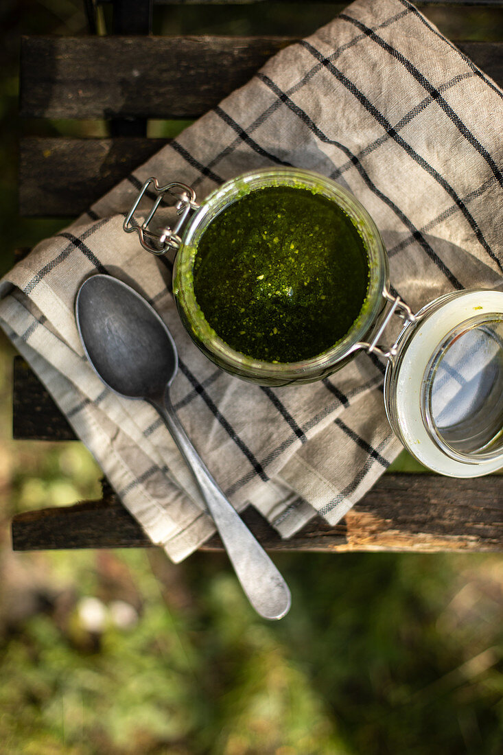 Bärlauchpesto im Glas auf Geschirrtuch