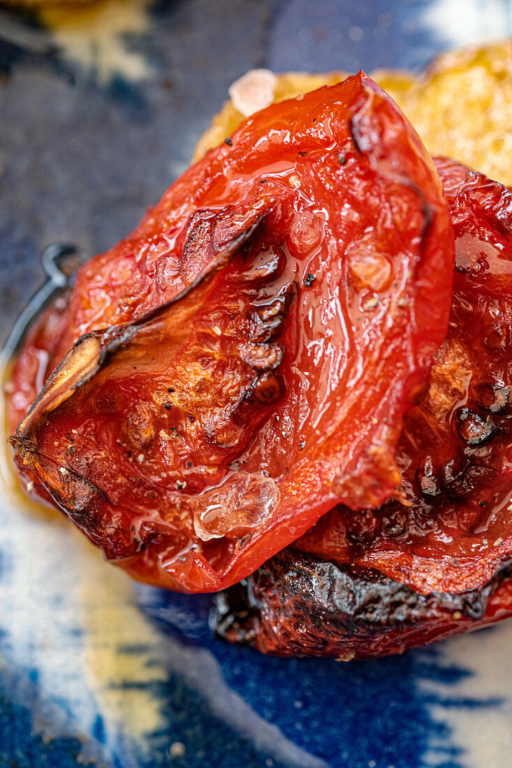 Gebratene Tomaten und Kartoffeln