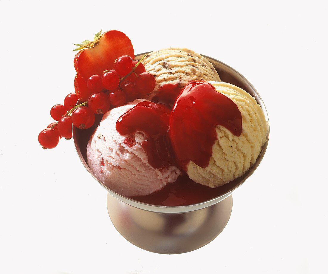 Eisbecher mit gemischtem Eis, Beeren & Fruchtsauce