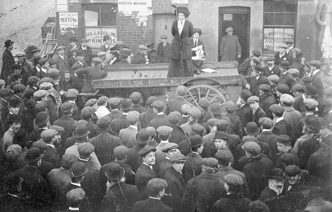 Isabel Seymour addressing a crowd, 1908