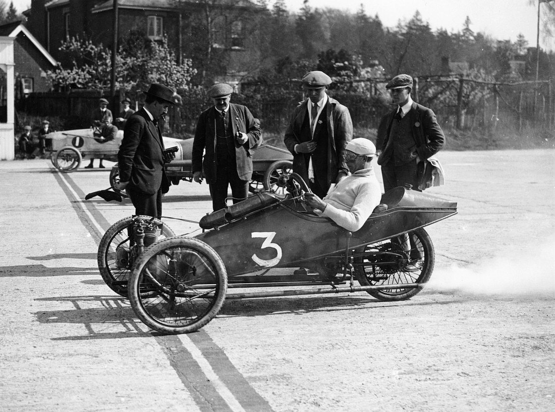 A 1914 Morgan at the starting line of a race